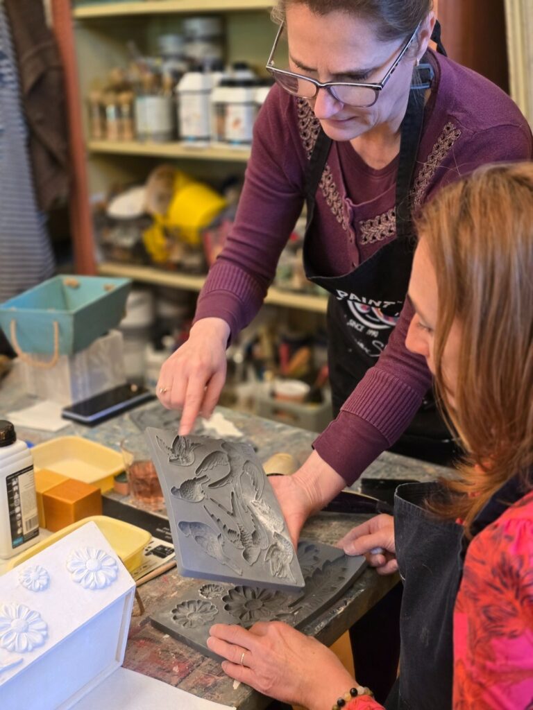 Öntőforma bemutatása a Dekorációs és tárgykészítő workshopon